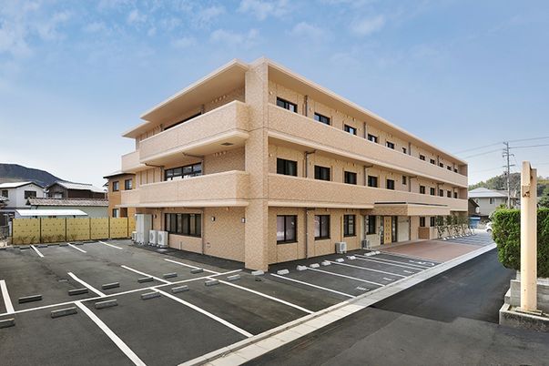 駐車場がある建物外観