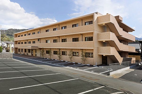 三階建ての建物外観