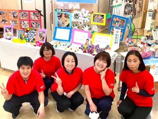 職員が並ぶ多目的室  