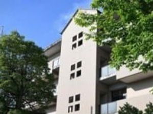 緑に囲まれた外観
