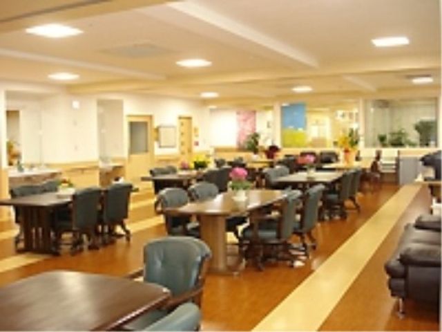 広々とした明るい食堂 リビング ゆったりした食事スペースは、共に食事を楽しむ交流の場となっています。明るく開放的な雰囲気の中で、利用者様の食事時間をサポートしていただきます。