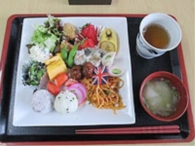 彩り豊かな食事のセット 食事 彩り鮮やかで栄養バランスを考えたメニューが並び、健康的な食事をサポートします。多様な料理があなたを待っています。