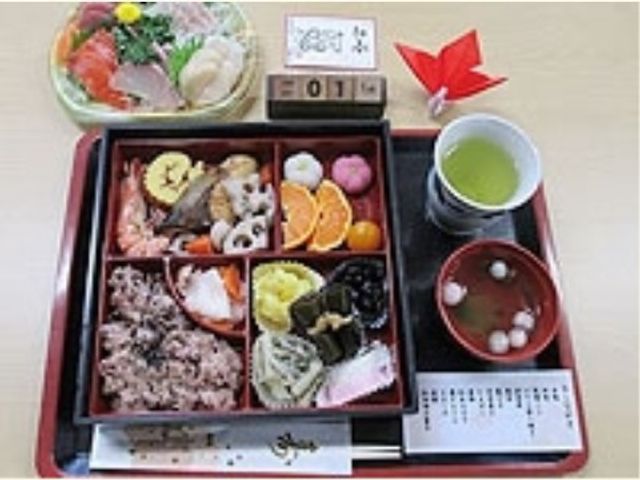 お正月の特別な食事 食事 季節に合わせた彩り豊かな料理が楽しめます。お正月ならではのおせち料理で、新年のお祝いができます。