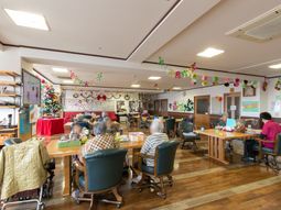 装飾のある明るいダイニング