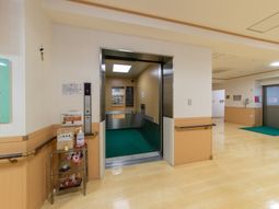 明るいエレベーターホール