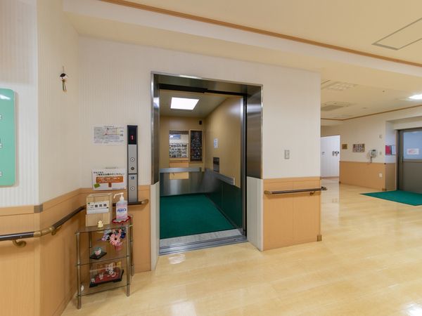 明るいエレベーターホール