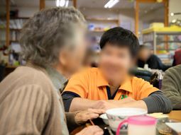 語らう人々の姿