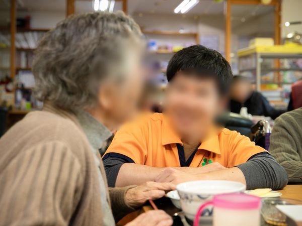 語らう人々の姿