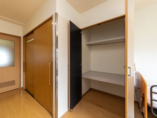 居室の収納スペース 居室 収納力が高く、使い勝手に配慮した居室のクローゼットです。余裕のあるスペースで、個々の持ち物をすっきりと整理できます。