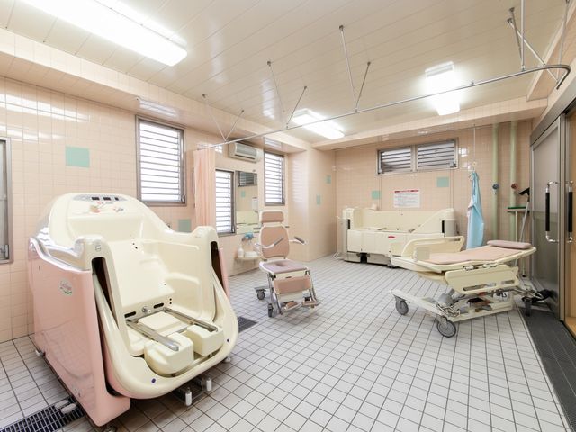 広々とした明るい浴室 浴室 機能的な空間を備えた清潔な浴室です。安心して快適にご利用いただける環境が整っています。