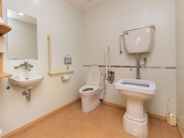 バリアフリー洗面トイレ トイレ 手すり完備で広々としたトイレです。身体の不自由な方も安心してご利用いただける設計になっています。