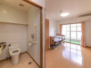 居室のトイレとベッド
