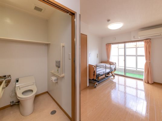 居室のトイレとベッド