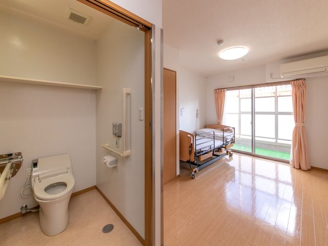 居室のトイレとベッド 居室 ゆとりある居室には、プライバシーを確保したトイレと快適な眠りを支えるベッドが備え付けられており、個々のニーズに配慮した環境が整っています。