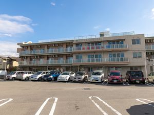 明るい建物の外観