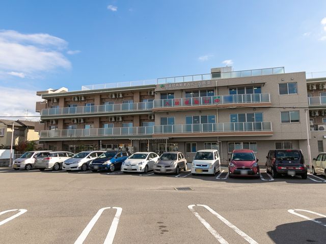 明るい建物の外観