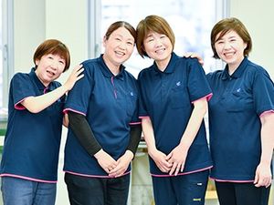 スタッフが並ぶ室内  