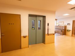 明るいロビーのエントランス