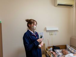 ケアワーカーと利用者の居室