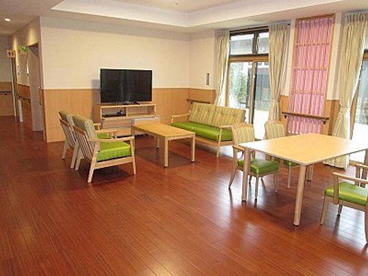 椅子が並ぶ明るいリビング  