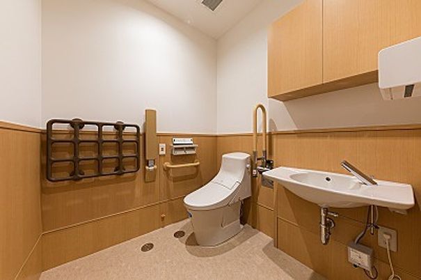 手すり付きのトイレ