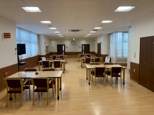 光が差し込むダイニングルーム