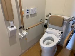 手すり付きの室内トイレ