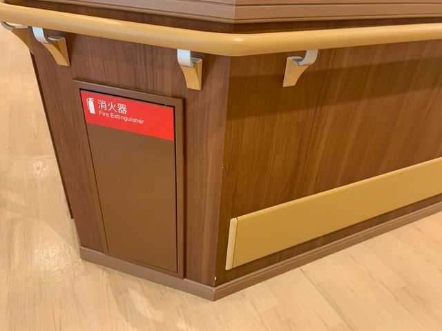 消火器のある廊下 廊下 廊下の角には消火器が設置され、安全への配慮が整っています。手すりもあり、移動が安心です。