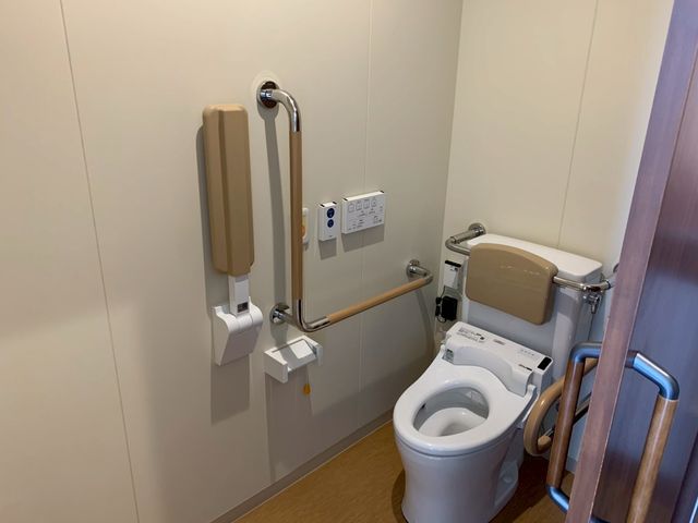 明るいトイレ トイレ 手すりが充実した明るいスペースで、安心してご利用いただけます。清潔感も抜群です。