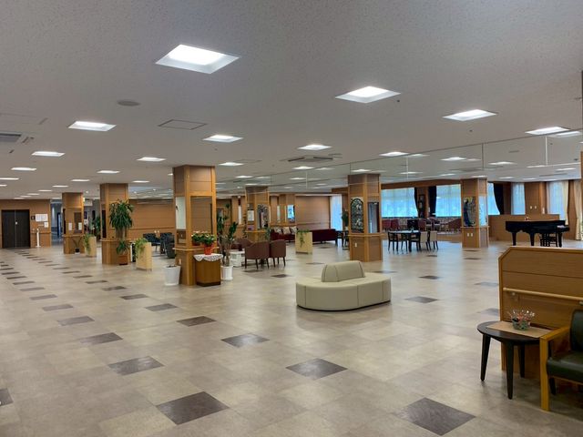 広々とした空間ラウンジ ラウンジ 落ち着いた雰囲気の広いラウンジです。リラックスしながら他の利用者と交流が楽しめます。