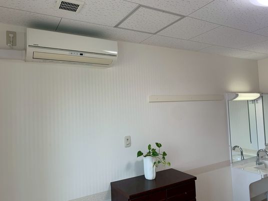 エアコンと洗面台の部屋