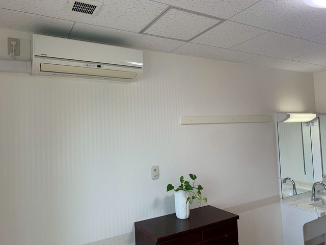 エアコンと洗面台の部屋