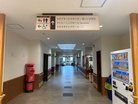 長い廊下と案内看板