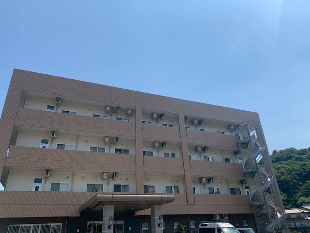 四階建ての建物外観 外観 広々とした建物で、周囲には緑が広がっています。快適な環境での勤務をお考えの方におすすめです。
