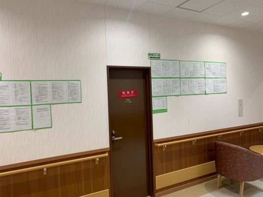 掲示物と扉の廊下