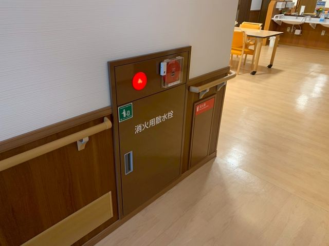 消火用設備の廊下 廊下 安全に配慮された廊下です。消火設備が随所に配置され、安心して仕事に取り組めます。
