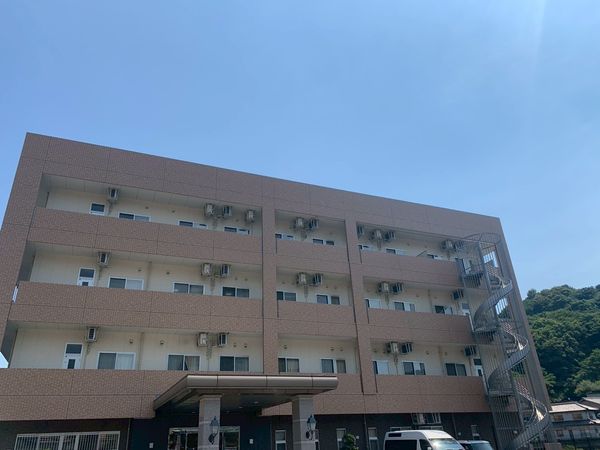 自然に囲まれた建物外観