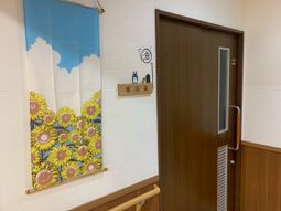 静かな介護施設の廊下
