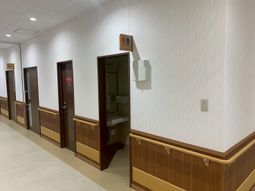 手すりのある廊下