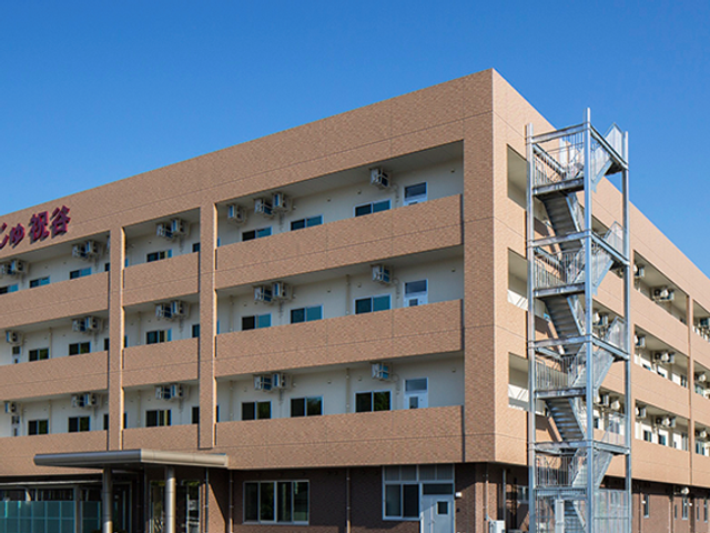 施設外観 外観   ベージュの外壁が印象的な、3階建ての建物です。外階段も見え、出入りや動線の確認がしやすい外観です。