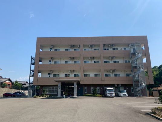 車が並ぶ建物外観