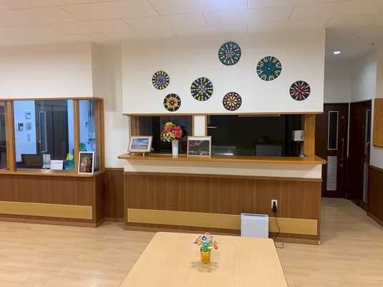 色鮮やかな壁の中庭