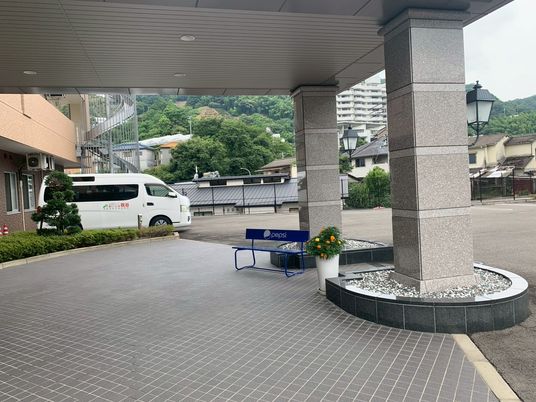 広い出入口の外観