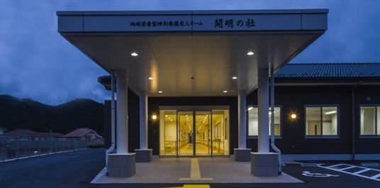 エントランスの夜景