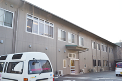 落ち着いた雰囲気の建物外観