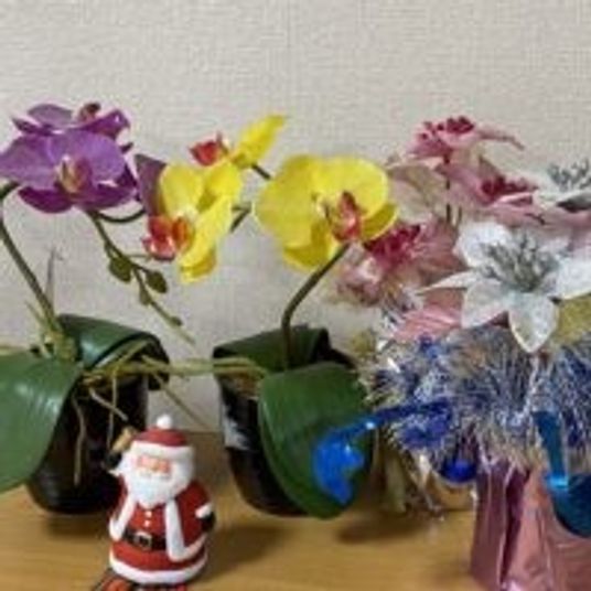 色とりどりの花と置物