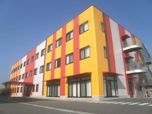 カラフルな外観の建物  