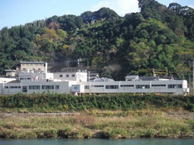 ゆったりした中庭 中庭 広々とした中庭は美しい自然に囲まれ、四季の移ろいを感じながら穏やかな時間を過ごせる場所です。