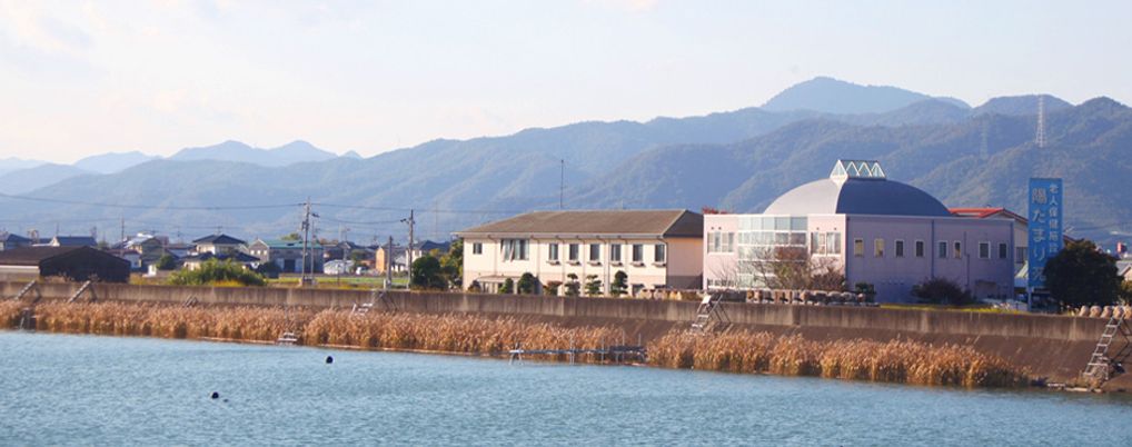 山に囲まれた建物外観