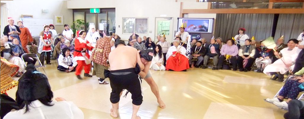 人々が集うラウンジ